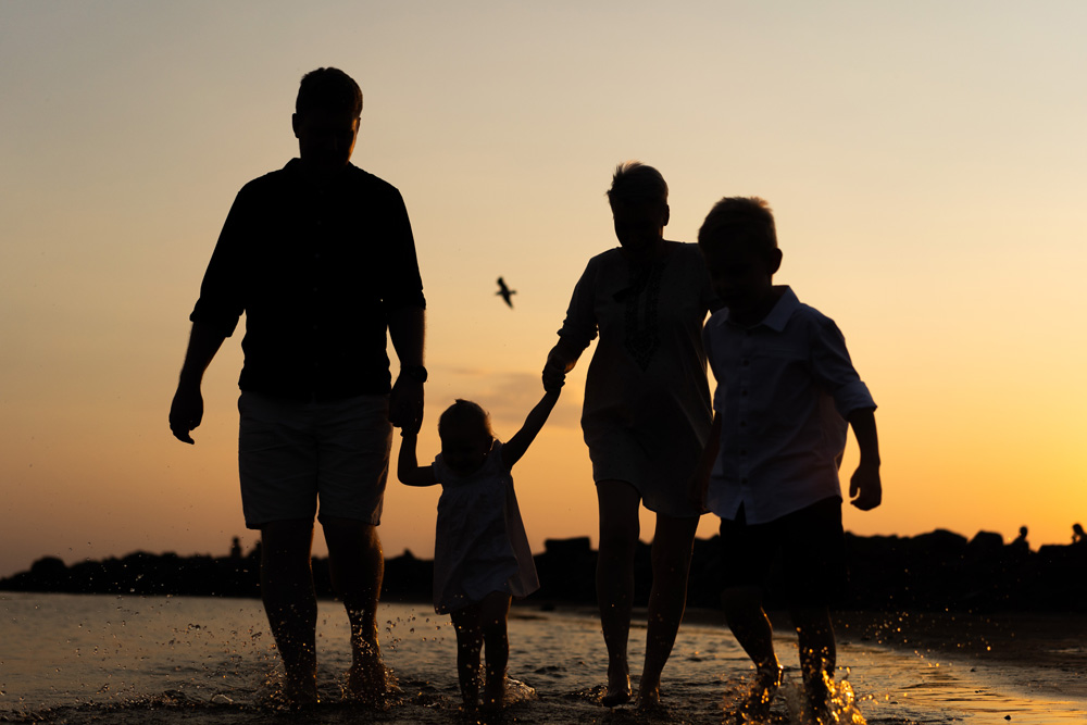 Web-dark-silhouette-of-family-walking-together-on-beac-2022-11-10-09-12-17-utc